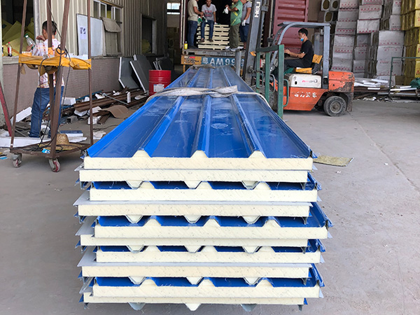 彩鋼夾芯瓦板是怎么樣練成的？